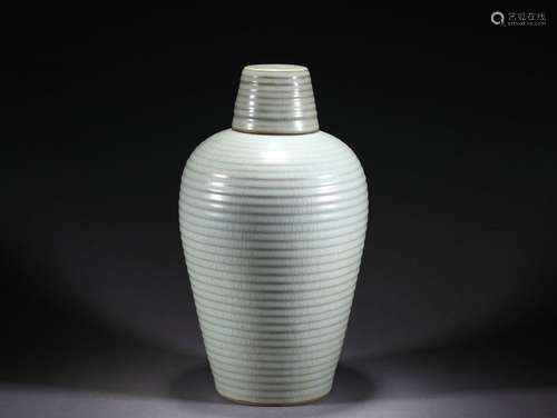 A Celadon Glaze Vase Meiping