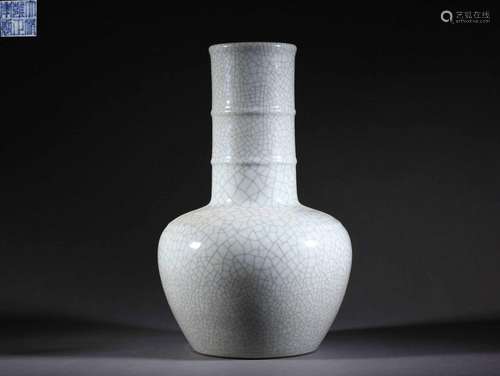 A Ge-ware Crackle Vase