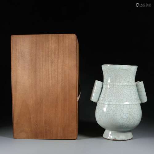 A Guan-ware Crackled Arrow Vase