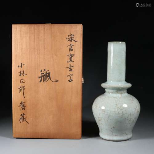 A Guan-ware Vase