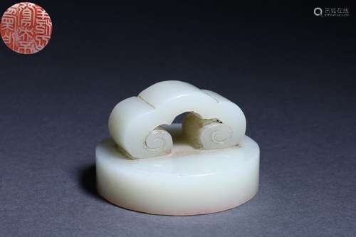 A Carved White Jade Seal