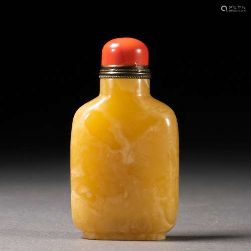 A beeswax snuff bottle