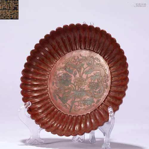 A Large Chrysanthemum-shaped Red Lacquer Plate