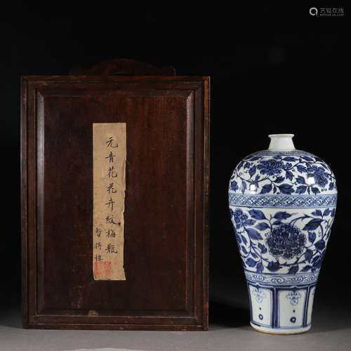 A Blue and white flower pattern plum vase