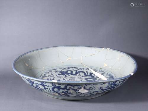 A Blue and white dragon pattern plate