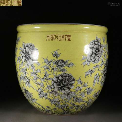 A Yellow ground ink color flower pattern cylinder