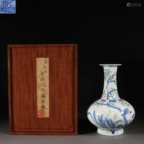 A Doucai flower pattern bottle