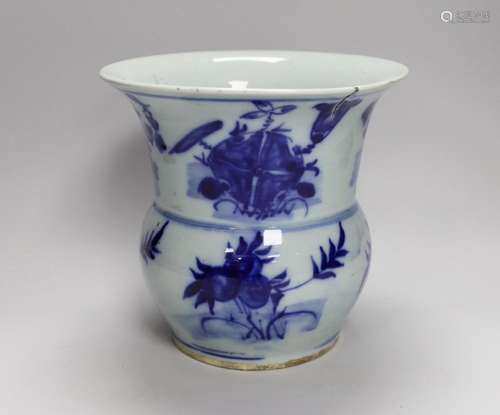 A Chinese blue and white jar, zhadou, Qing dynasty, 21cm