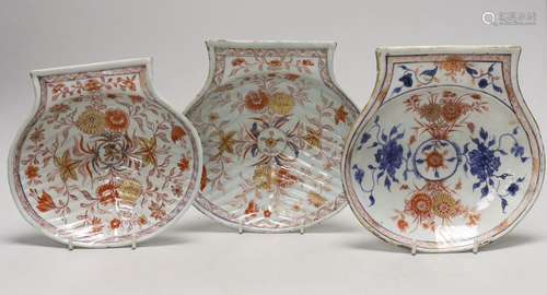 Three Chinese Imari shell dishes, Kangxi period, largest 19....