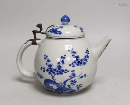 A Chinese blue and white tea or wine pot, Kangxi period, 17c...