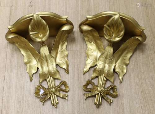 A pair of decorative ivy carved giltwood wall brackets, 40cm...