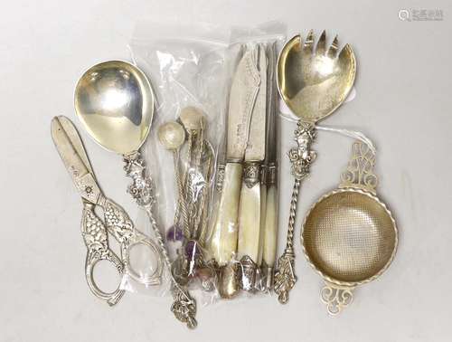 Small silver including a pair of late Victorian servers, by ...