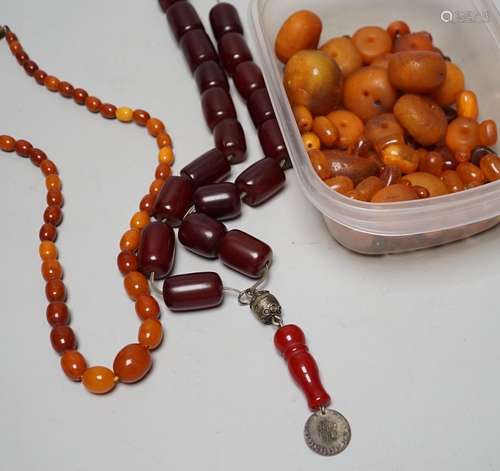 A single strand graduated amber bead necklace, 54cm gross we...