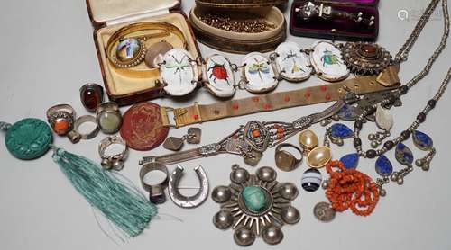 Assorted jewellery including Victorian pinchbeck guard chain...