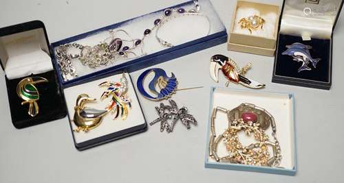 A small quantity of assorted jewellery including costume and...