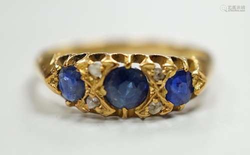 An Edwardian 18ct gold and graduated three stone sapphire se...