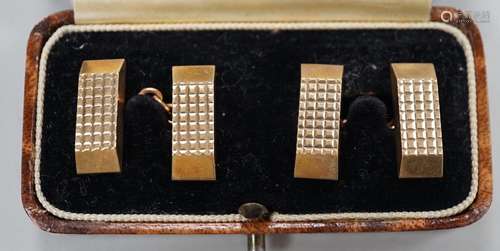 A pair of 9ct gold shaped rectangular cuff links, 19mm, 18.9...