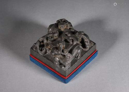 A Shoushan soapstone kui dragon seal