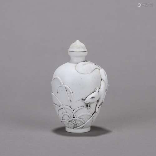 A squirrel carved porcelain snuff bottle