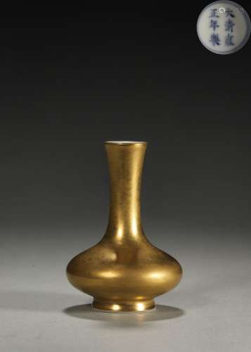 A gold glaze porcelain vase