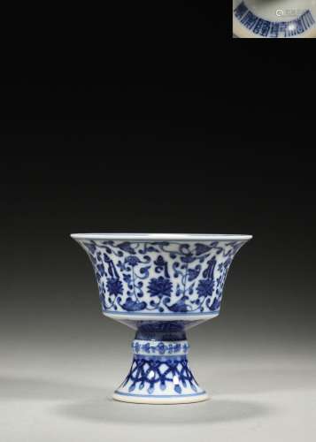A blue and white interlocking flower porcelain cup