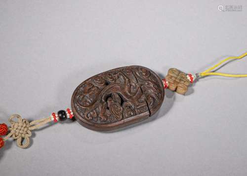 A dragon and phoenix patterned aloeswood pendant