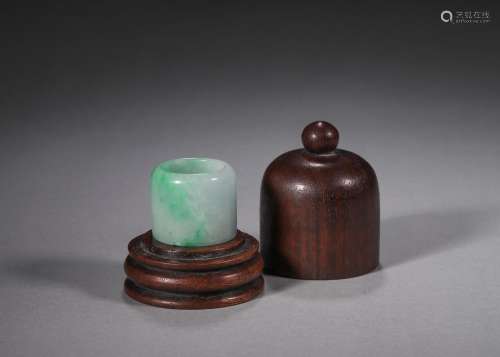 A jadeite thumb ring