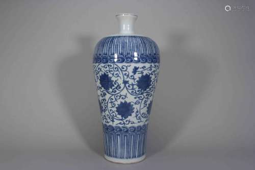 A blue and white interlocking flower porcelain meiping