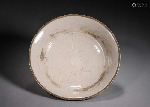 A flower patterned Ding kiln porcelain plate