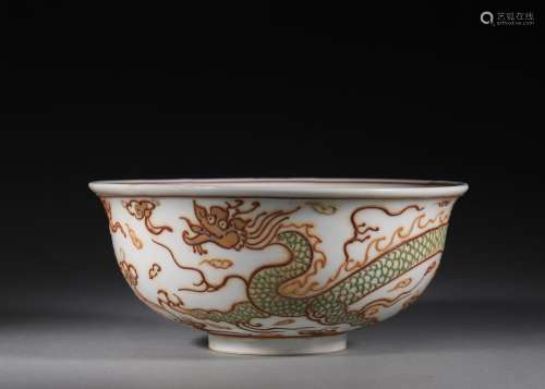 A gilding cloud and dragon patterned porcelain bowl