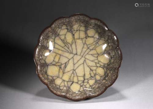 A flower shaped Ge kiln porcelain plate