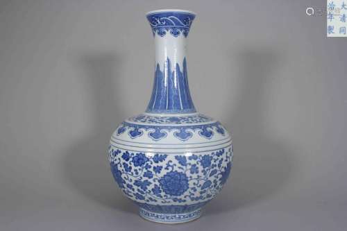 A blue and white interlocking flower porcelain tianqiuping