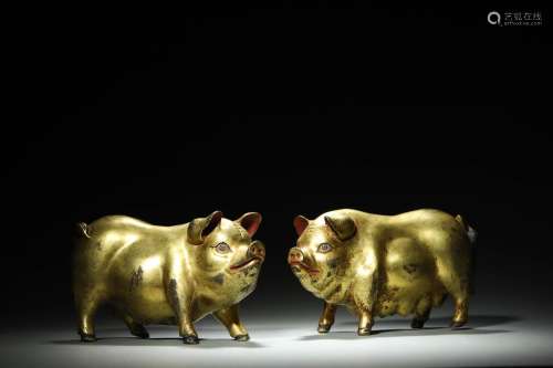 A pair of gilding copper pigs