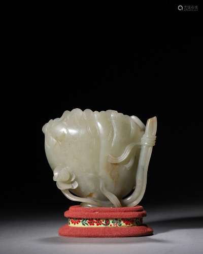 A jade lotus leaf cup