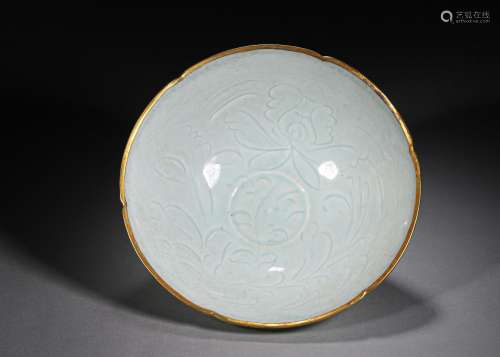 A flower patterned Hutian kiln porcelain bowl