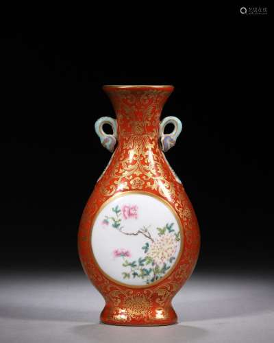 A flower patterned gilt iron red porcelain double-eared vase