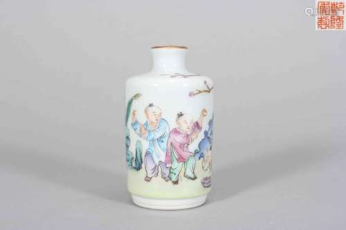 A famille rose figure porcelain snuff bottle