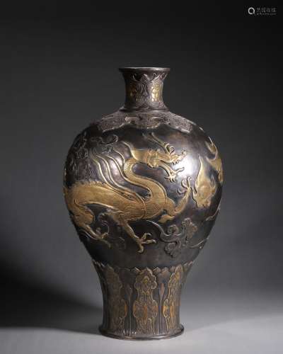 A dragon and phoenix patterned porcelain meiping