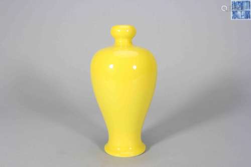 A yellow glaze porcelain meiping