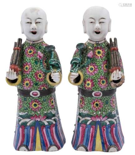 A pair of Chinese porcelain figures, each wearing elaborate ...