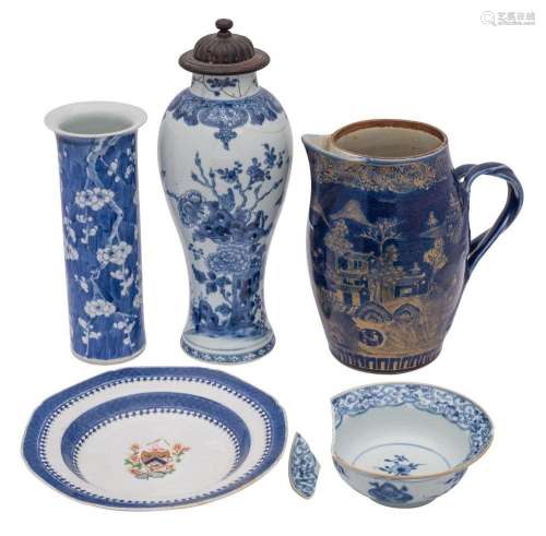 A mixed lot of Chinese porcelain, Qing Dynasty including a p...