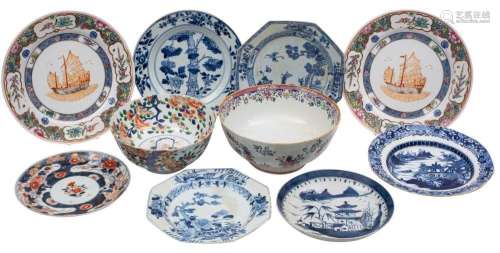 A mixed lot of Chinese porcelain including a famille verte b...