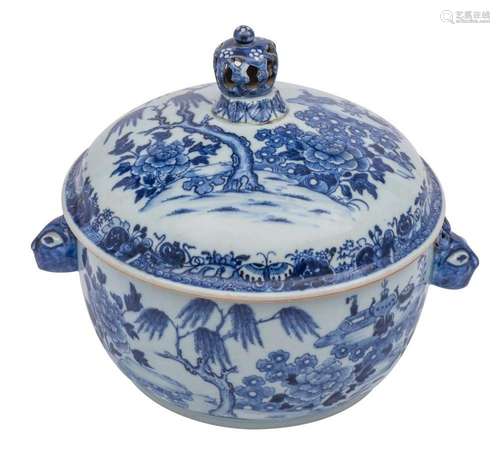 A Chinese export blue and white circular tureen and cover wi...