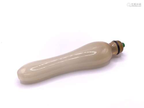 An elelogated polished agate snuff bottle, 11.5cm,