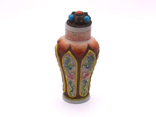 A hand painted enamelled milk glass snuff bottle w