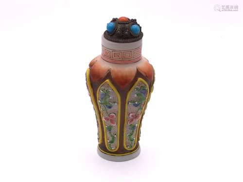 A hand painted enamelled milk glass snuff bottle w