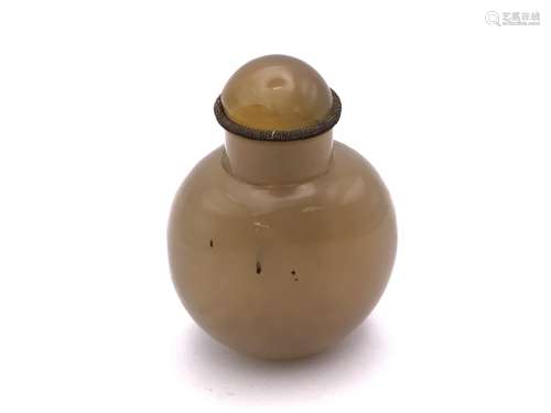 A polished agate snuff bottle of rounded form, 5cm