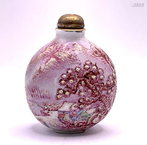 A hand painted Chinese porcelain snuff bottle, wit