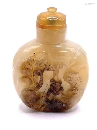 A finely carved hardstone snuff bottle with a carv