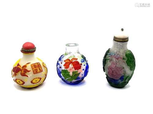 3 multicoloured cameo glass snuff bottles, tallest